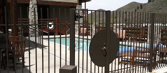 Watch your kids walk to Ski School from this 3BD/3BA Ski In/Out Town home