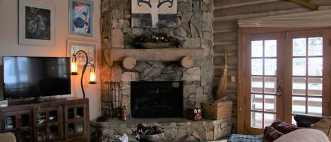 Smart TV, fireplace, DVD player