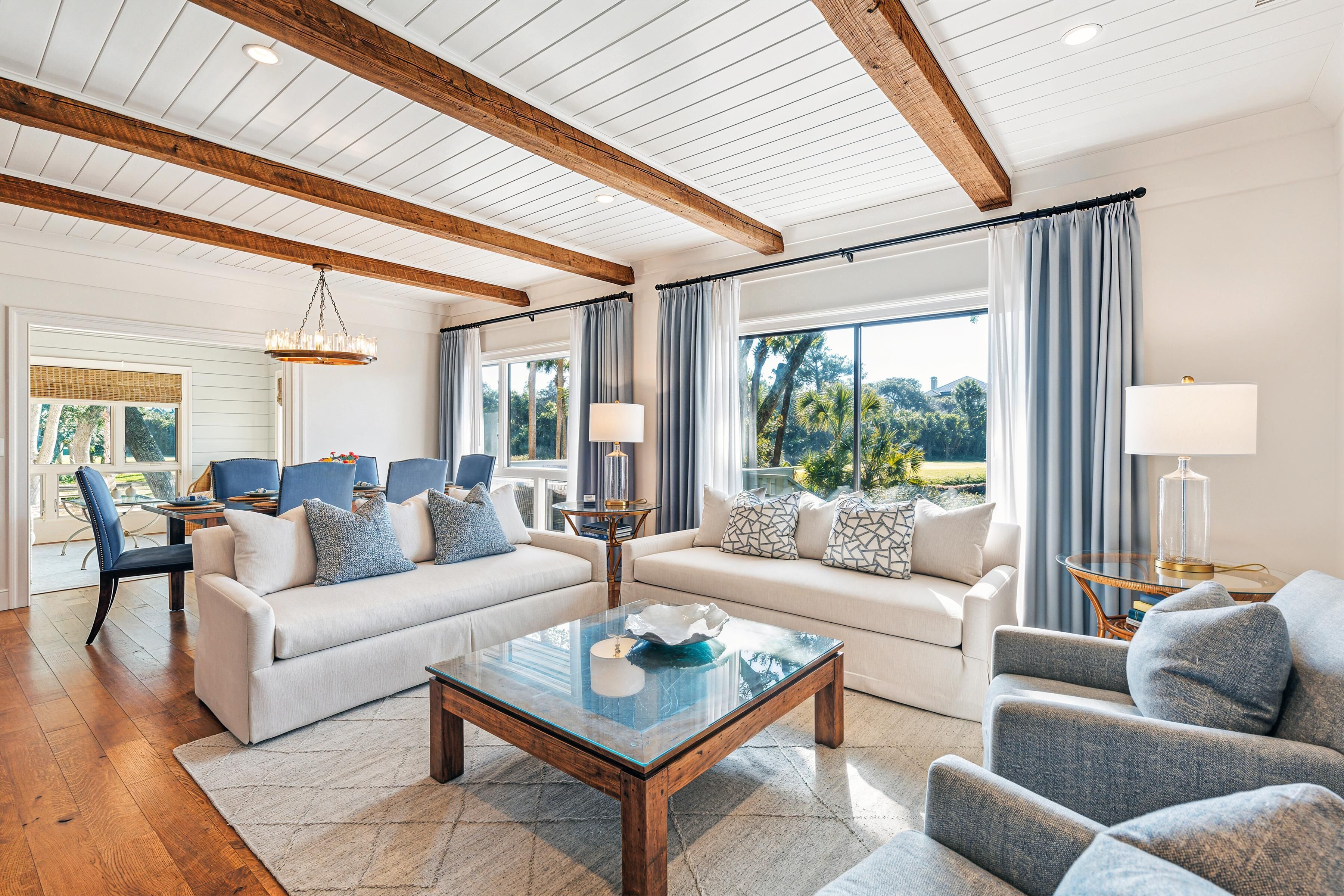 Televisión, reproductor de DVD, libros