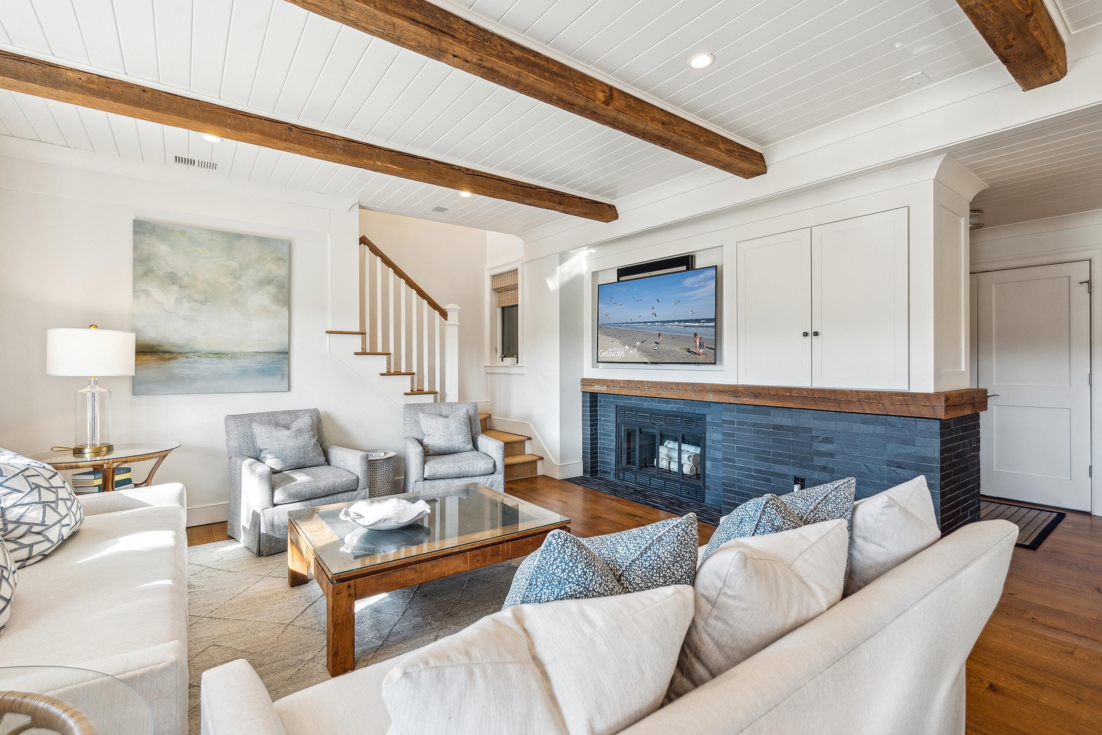 Fernseher, DVD-Player, Bücher