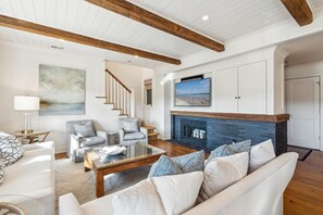 Fernseher, DVD-Player, Bücher