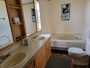Baignoire, séchoir à cheveux, serviettes fournies, savon