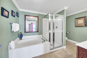 Ensemble baignoire-douche, baignoire à remous, séchoir à cheveux