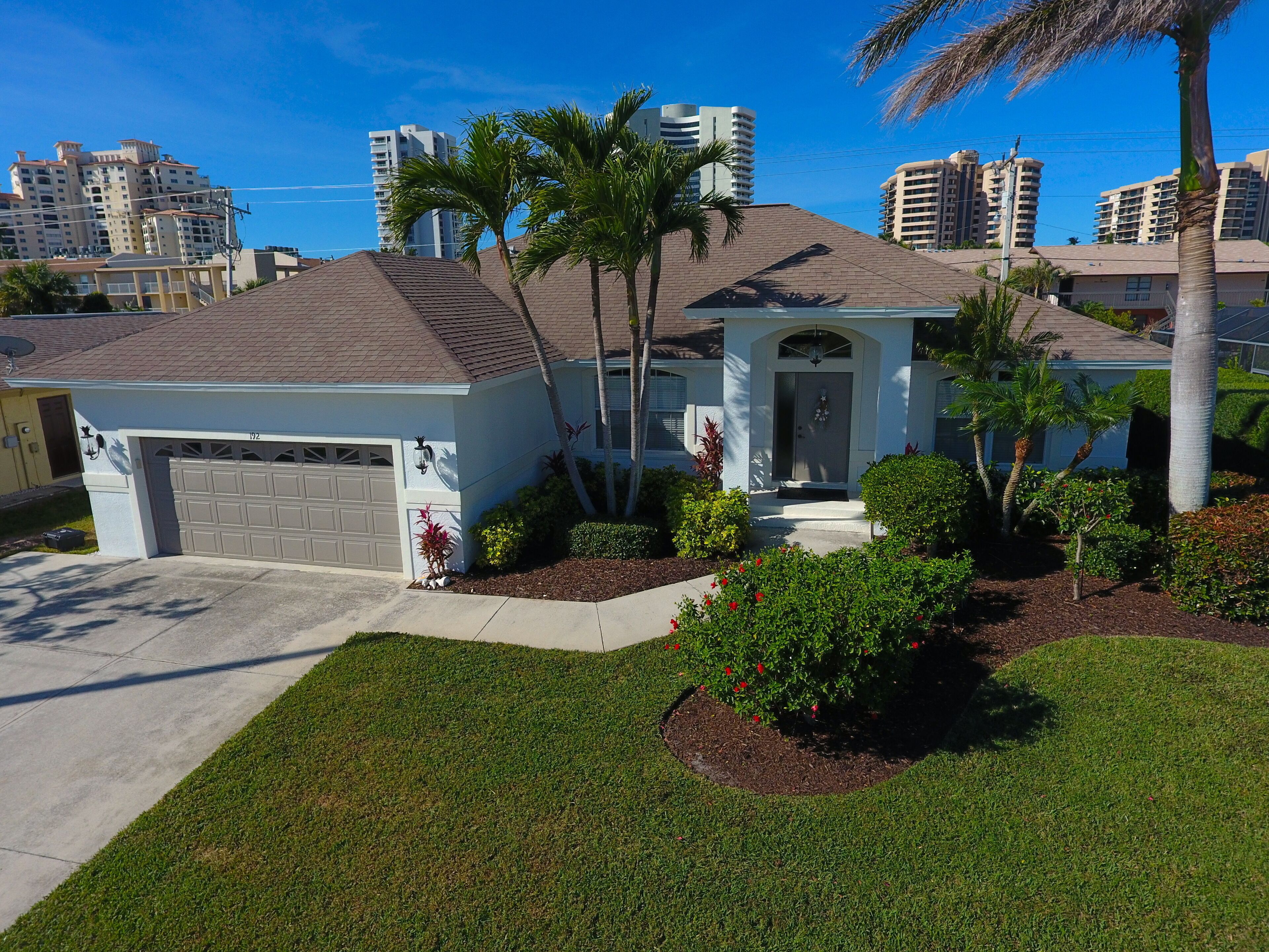 Remodeled Villa less than 4 min walk to public beach access, heated pool WI-Fi