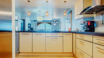 Refrigerador, microondas, horno y parrilla de estufa