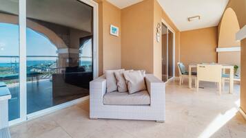 テレビ、卓球台