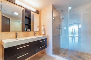 Douche, sĂšche-cheveux, serviettes fournies, savon