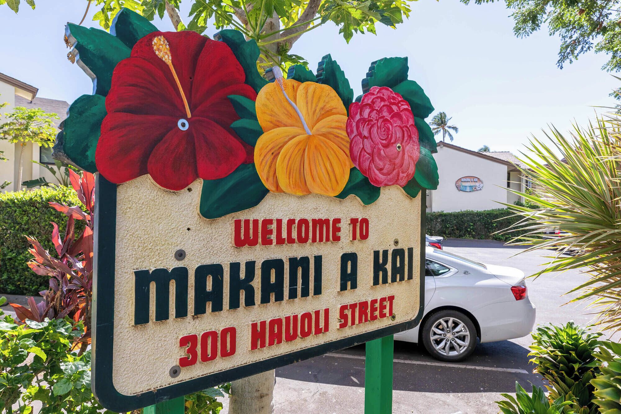 Une enseigne accueillante pour Makani A Kai, située au 300, rue Hauli, agrémentée de grandes décorations florales.