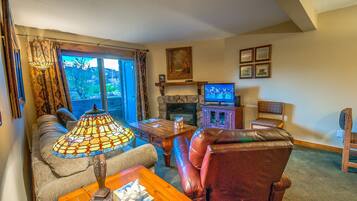 Smart TV, fireplace, DVD player, books