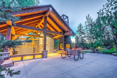 Cozy condo in Steamboat Springs. Close to slopes!