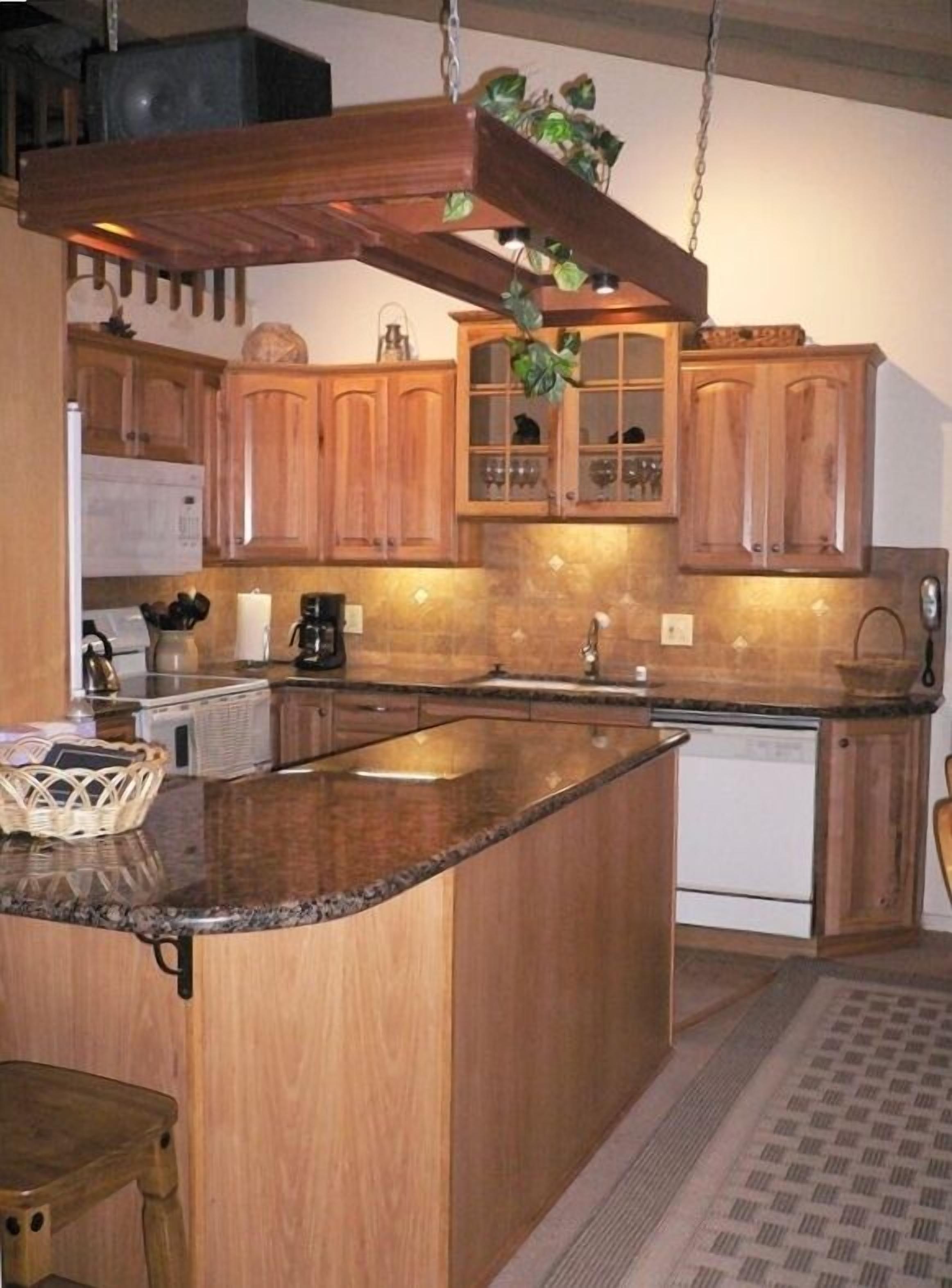 SKI IN/OUT  On the Mtn. above Cyn Ldge, Slps 8, Dlx