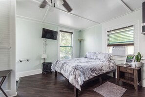 Free WiFi - Pet friendly studio on 2nd level with a full bathroom and kitchen (Gainesville)