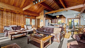 TV connectée, cheminée, lecteur de DVD, chaîne hi-fi