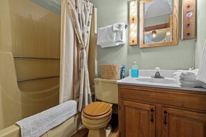 Ensemble douche/baignoire, sèche-cheveux, serviettes fournies, savon