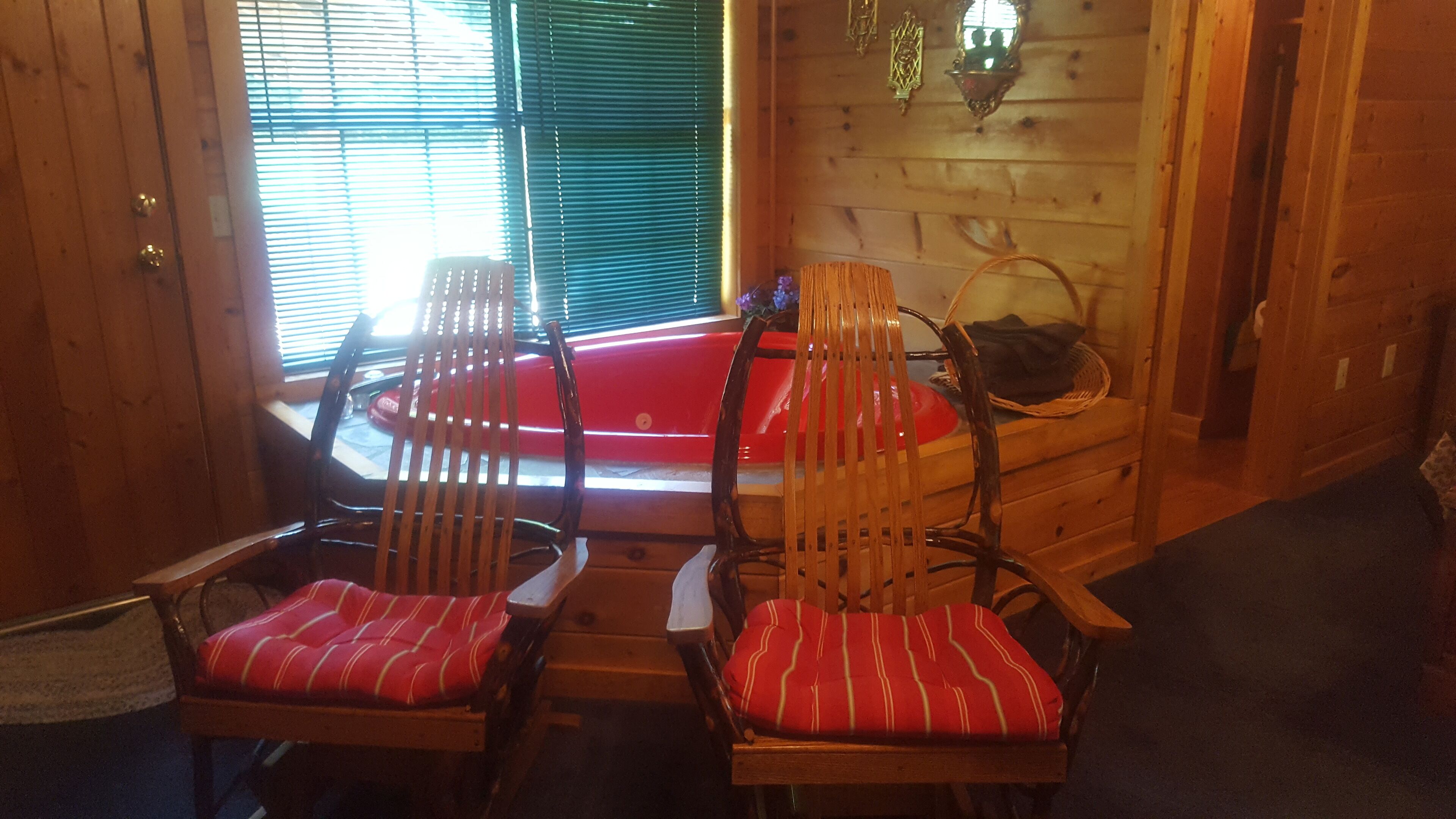 Beautiful, Affordable, Cabin Near Pigeon Forge For Couples! 
