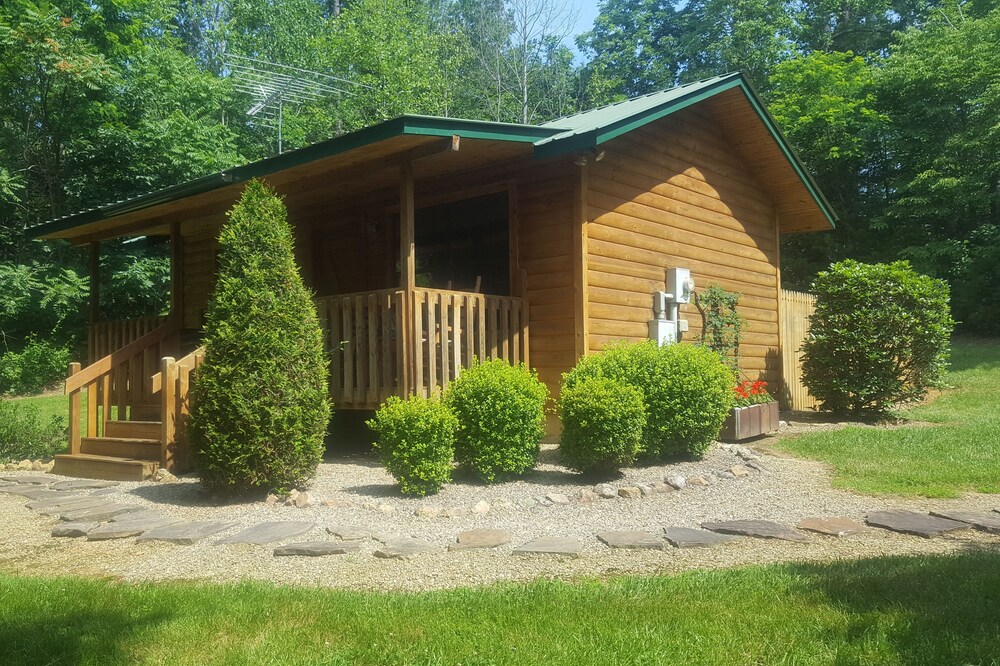 Beautiful, Affordable, Cabin Near Pigeon Forge For Couples!