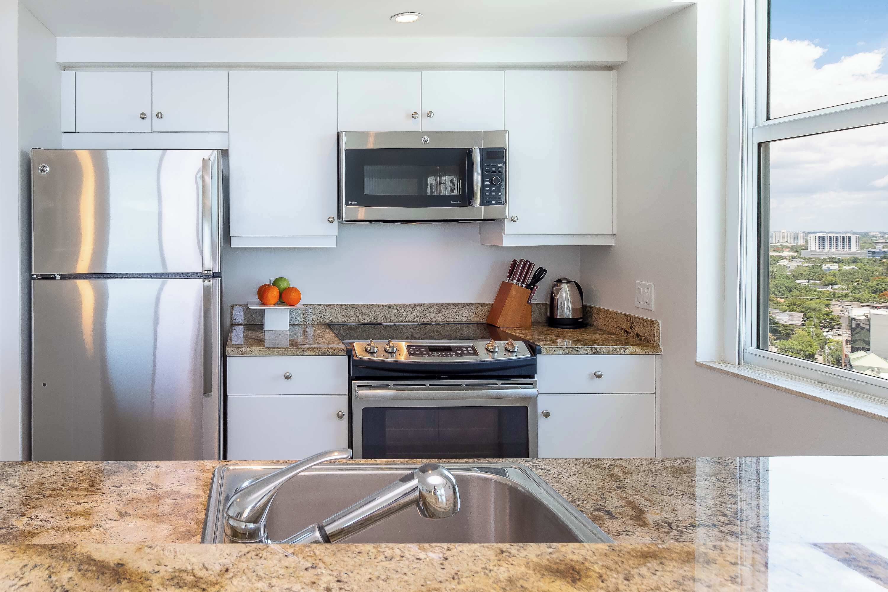 Refrigerador, microondas, horno y parrilla de estufa 