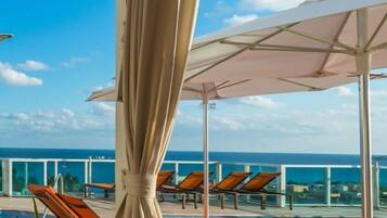 Utomhuspool och uppvärmd pool