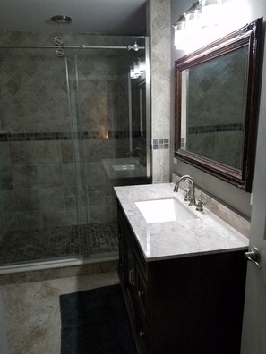 Shower, jetted bath, hair dryer, towels