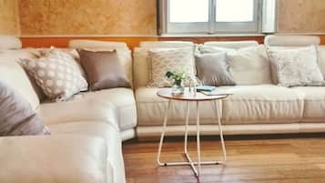 TV, tavolo da ping pong, libri