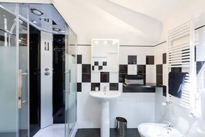 Ducha, secador de pelo, bidet, toallas