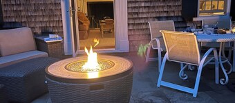 Overlooking Wychmere Harbor, 400 steps to beach, town & Nantucket ferry.