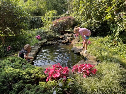       Overlooking Wychmere Harbor, 400 steps to beach, town & Nantucket ferry.
