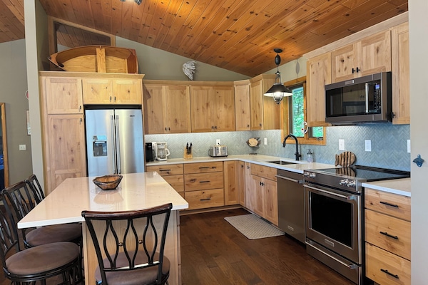 Newly remodeled kitchen (spring 2024)!