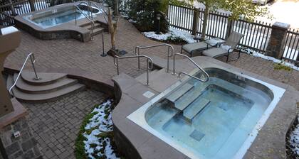 Snowmass Capitol Peak Lodge - 70 feet to Elk Camp Gondola: steps to hot tubs.
