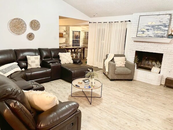 Älytelevisio, videopelejä, pöytäjalkapallopöytä, musiikkikirjasto