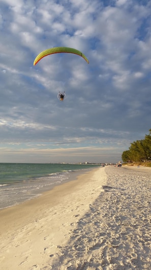 Beach nearby, sun-loungers, beach towels - Family Beach, Pool, Bay View on Sunset Beach (Treasure Island)