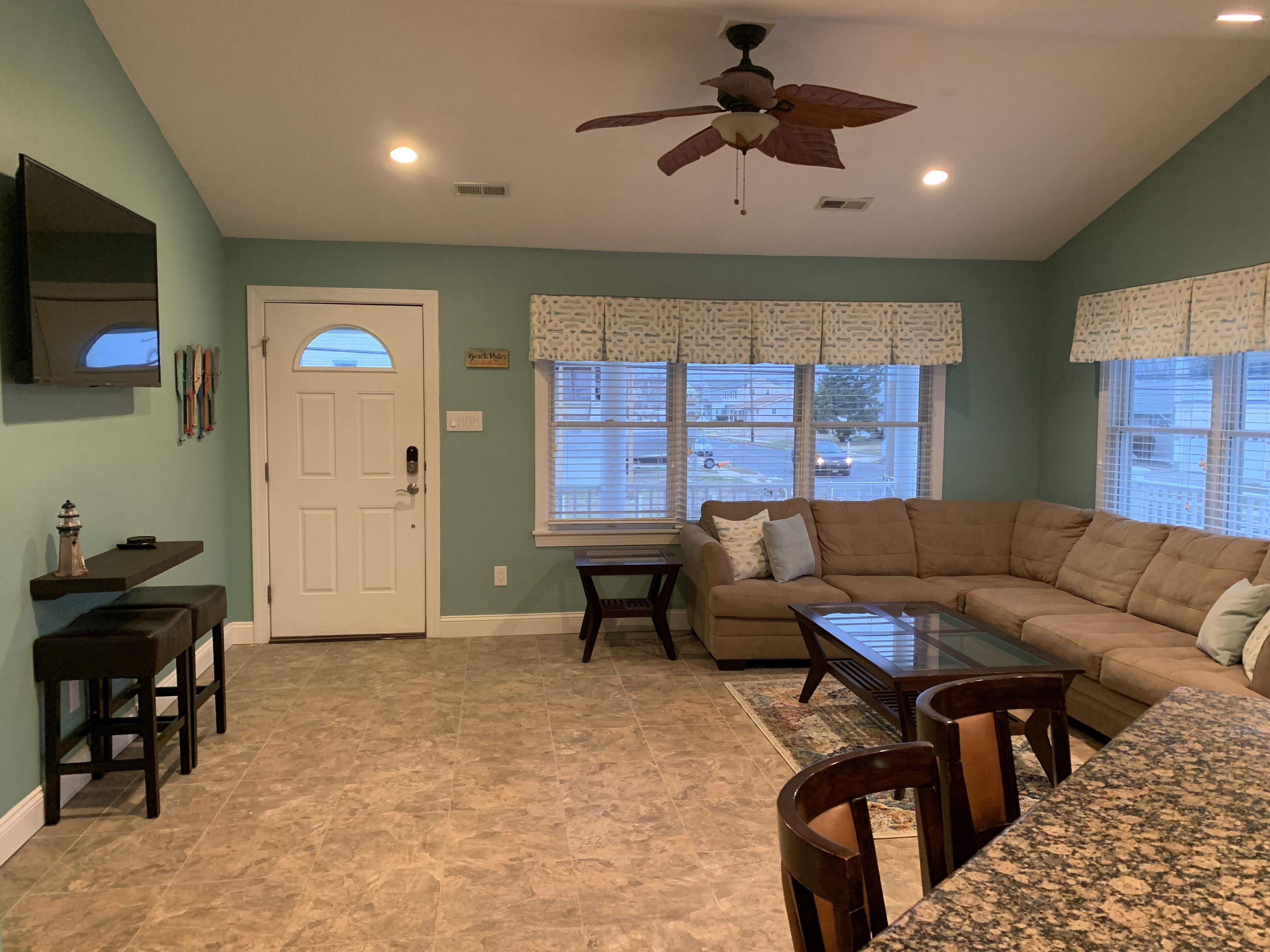 Your Dream Vacation Home! Single Home close to Beach and across from Bay!