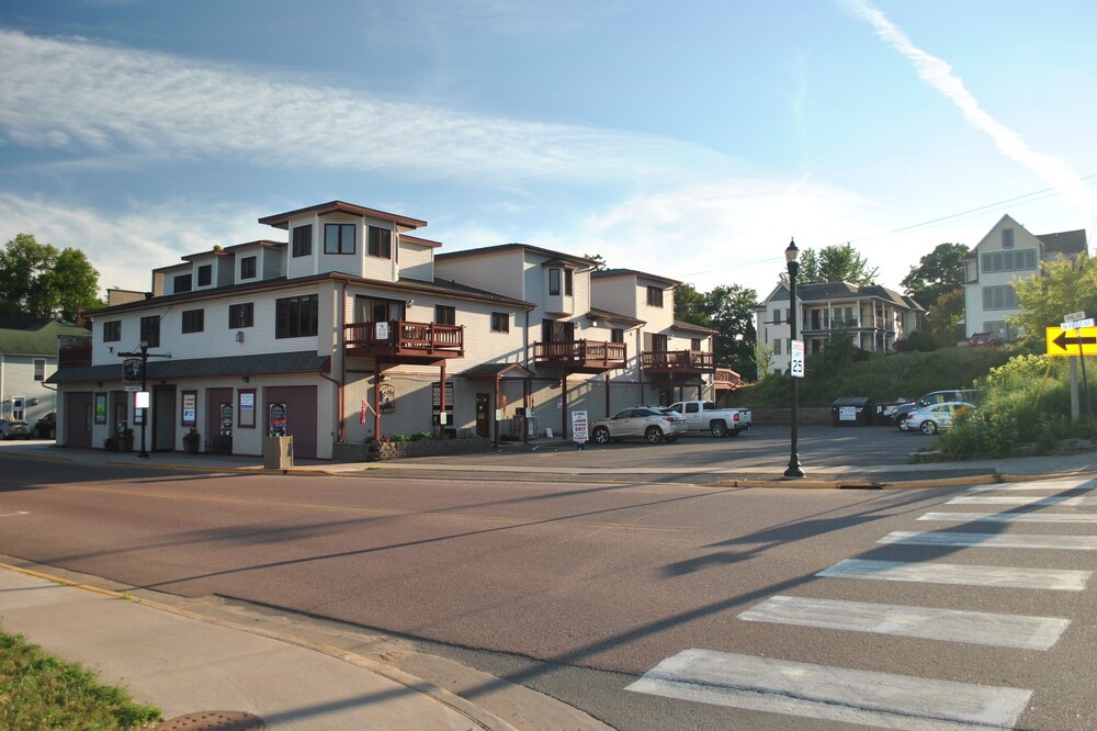 Washington Condo #203 DTN Bayfield Sleeps up to 8 Lake Views!