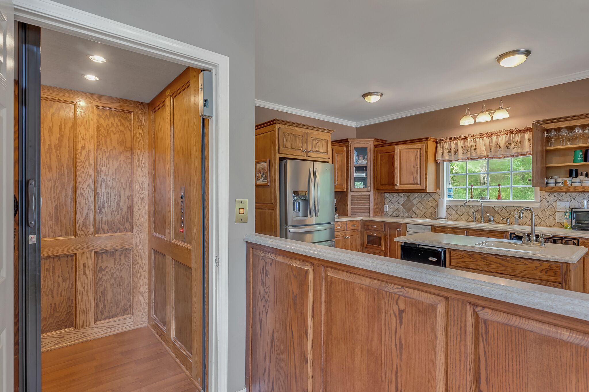 "GREAT VIEWS"....with beach! Gorgeous views of the lake