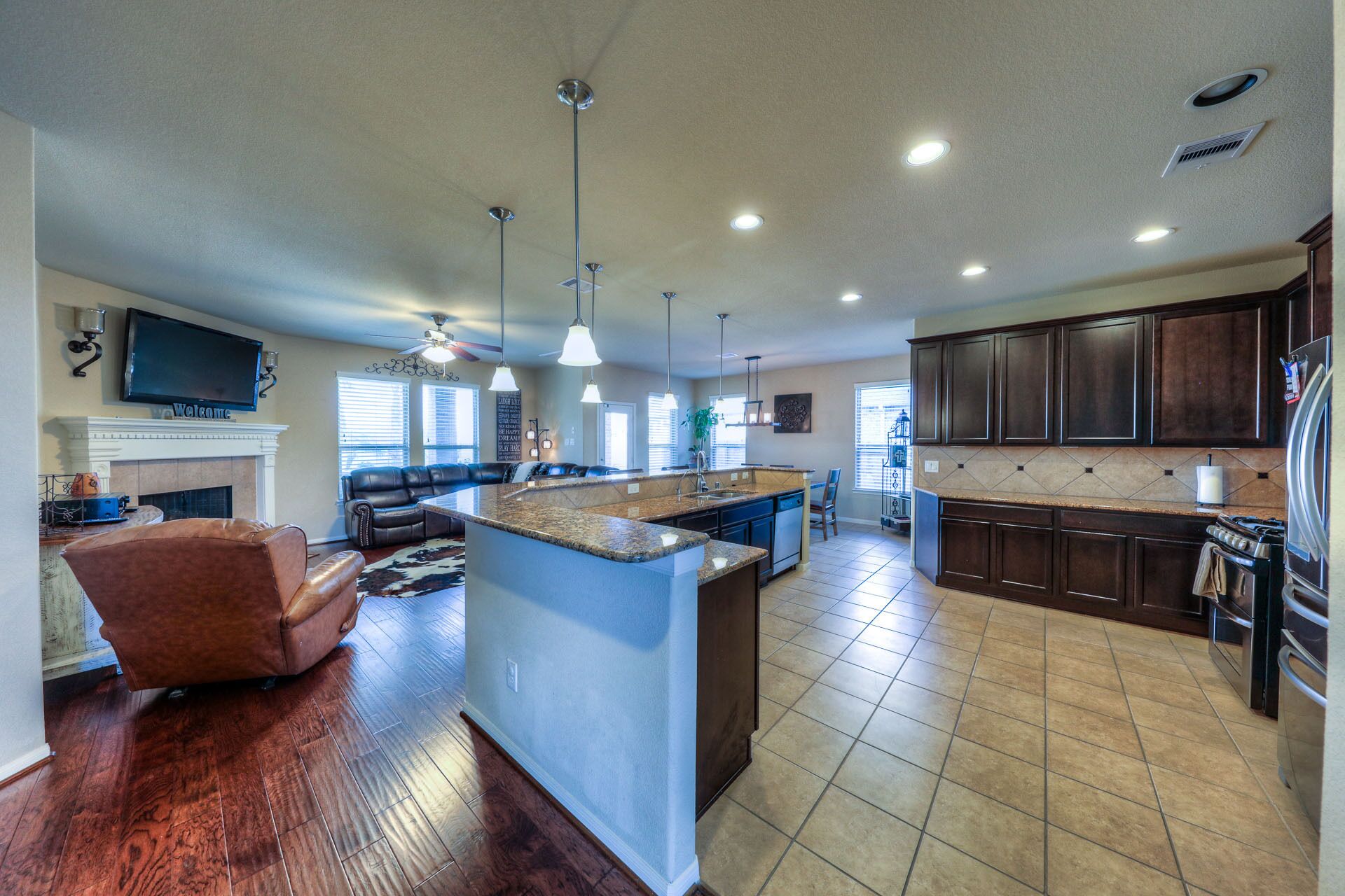 Family friendly gorgeous home with tuscany/western flair,pool, pool table