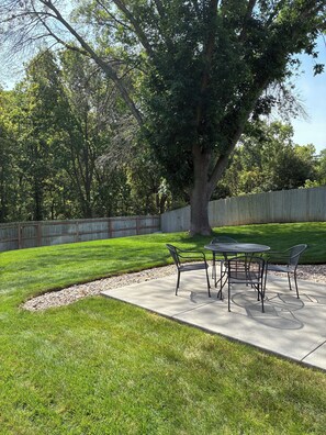 Outdoor dining - The Road To Omaha Home (Omaha)