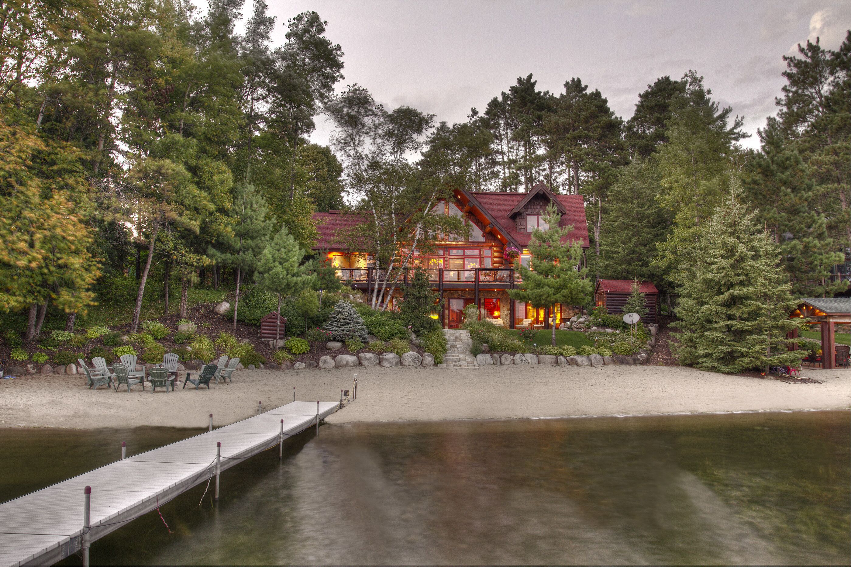 FAMILY FRIENDLY Hand Scribed Log Cabin with Gourmet Kitchen ~ Perfect Sand Beach