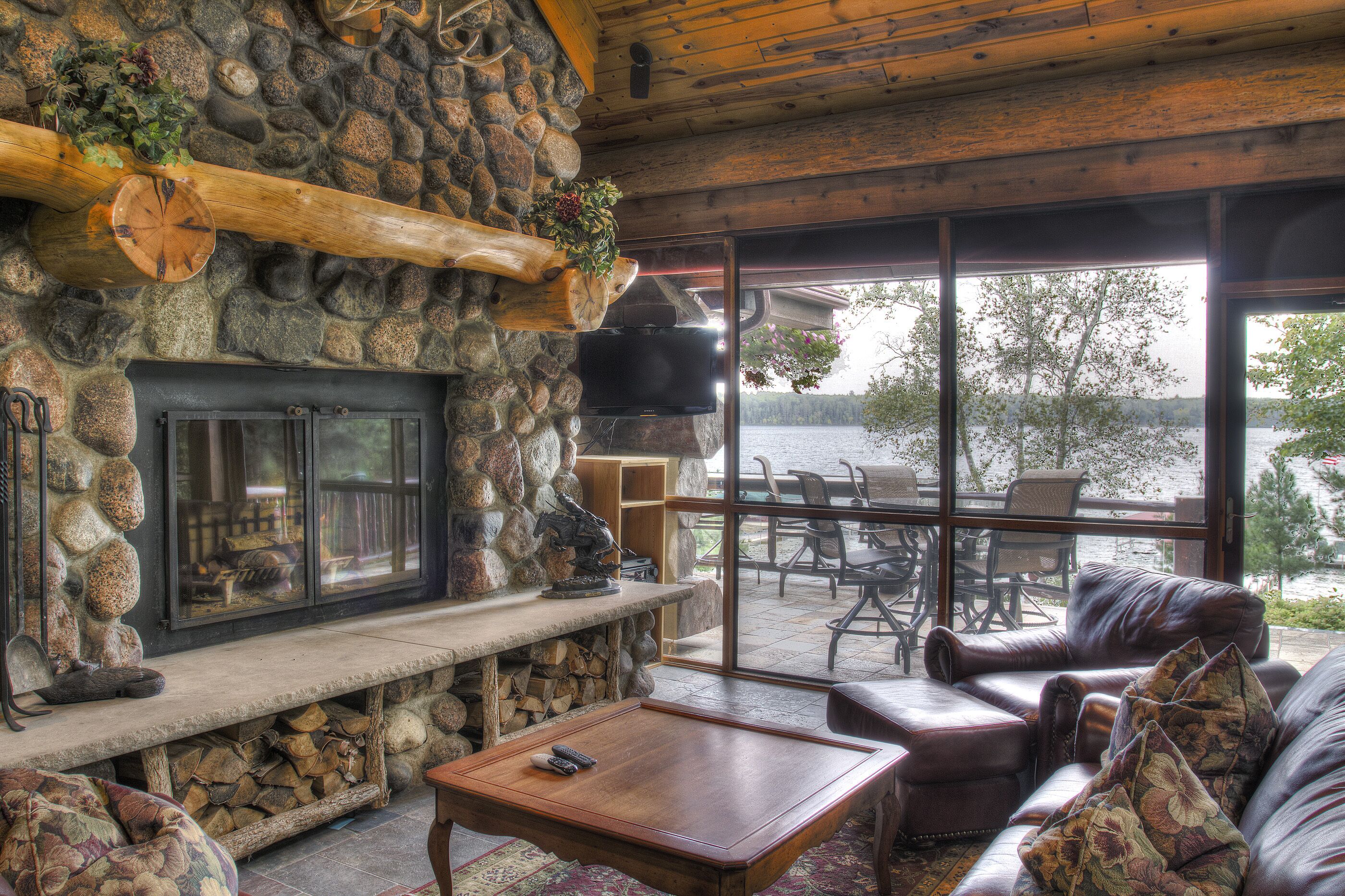 FAMILY FRIENDLY Hand Scribed Log Cabin with Gourmet Kitchen ~ Perfect Sand Beach