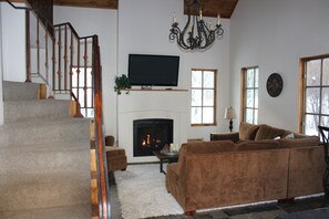 TV, fireplace, stereo - Charming cottage on the River Edge! (Markleeville)