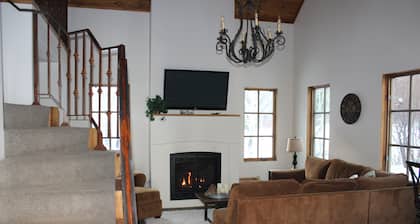 Charming cottage on the River Edge!