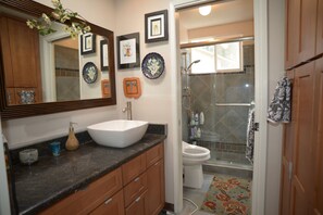 Regadera, secadora de cabello, bidet, toallas 