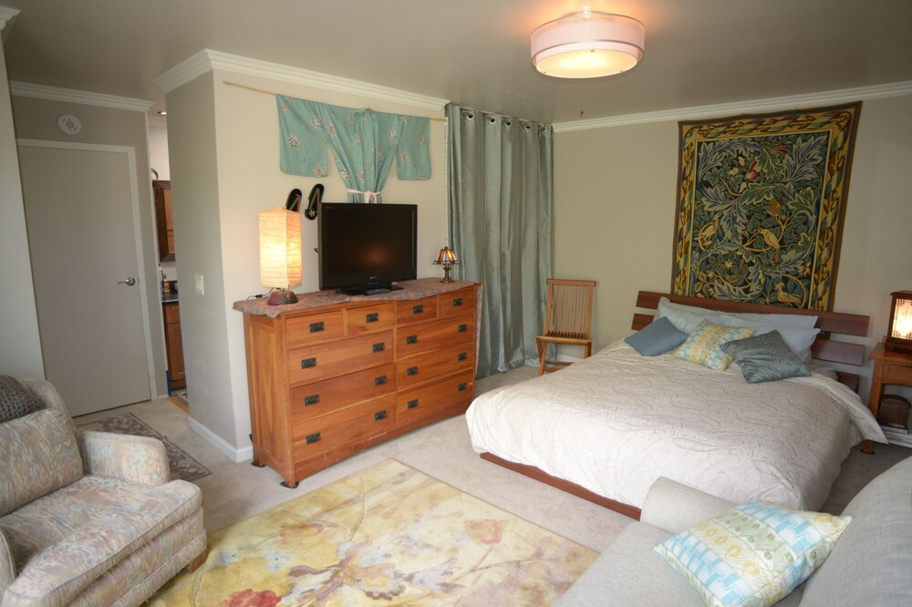 Spacious Master Bedroom, Private Bath & Entrance, Deck, BBQ, 2 d min, 2 per max.