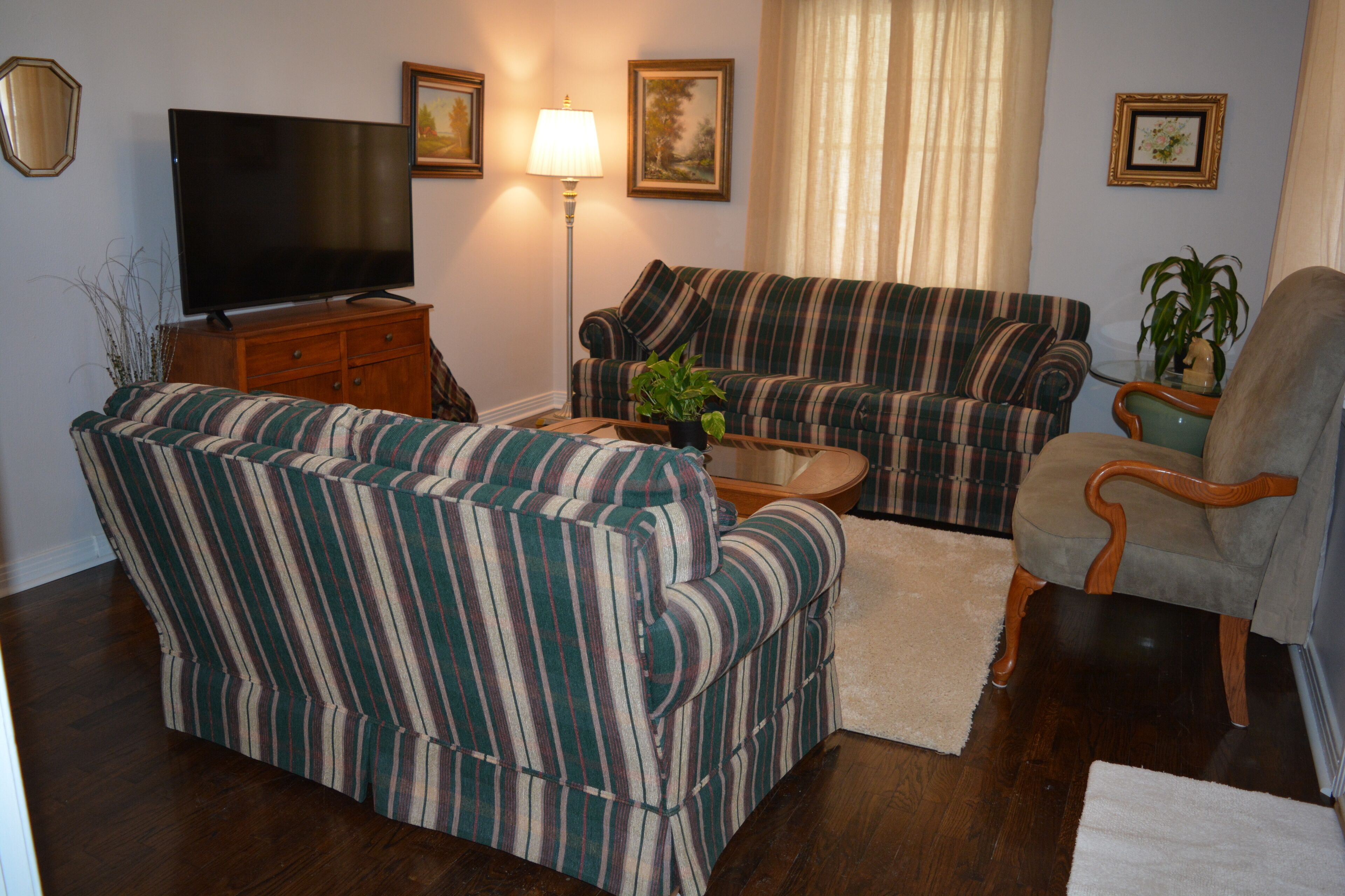 Walking distance to Oaklawn Racing 2 Bed 1 Bath Additional sleeping in sunroom