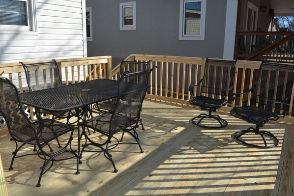 Outdoor dining - Walking distance to Oaklawn Racing 2 Bed 1 Bath Additional sleeping in sunroom (Hot Springs)
