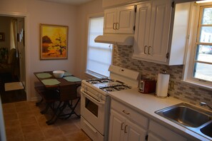 Fridge, microwave, oven, stovetop - Walking distance to Oaklawn Racing 2 Bed 1 Bath Additional sleeping in sunroom (Hot Springs)