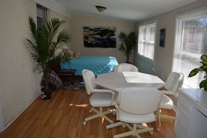 Dining - Walking distance to Oaklawn Racing 2 Bed 1 Bath Additional sleeping in sunroom (Hot Springs)