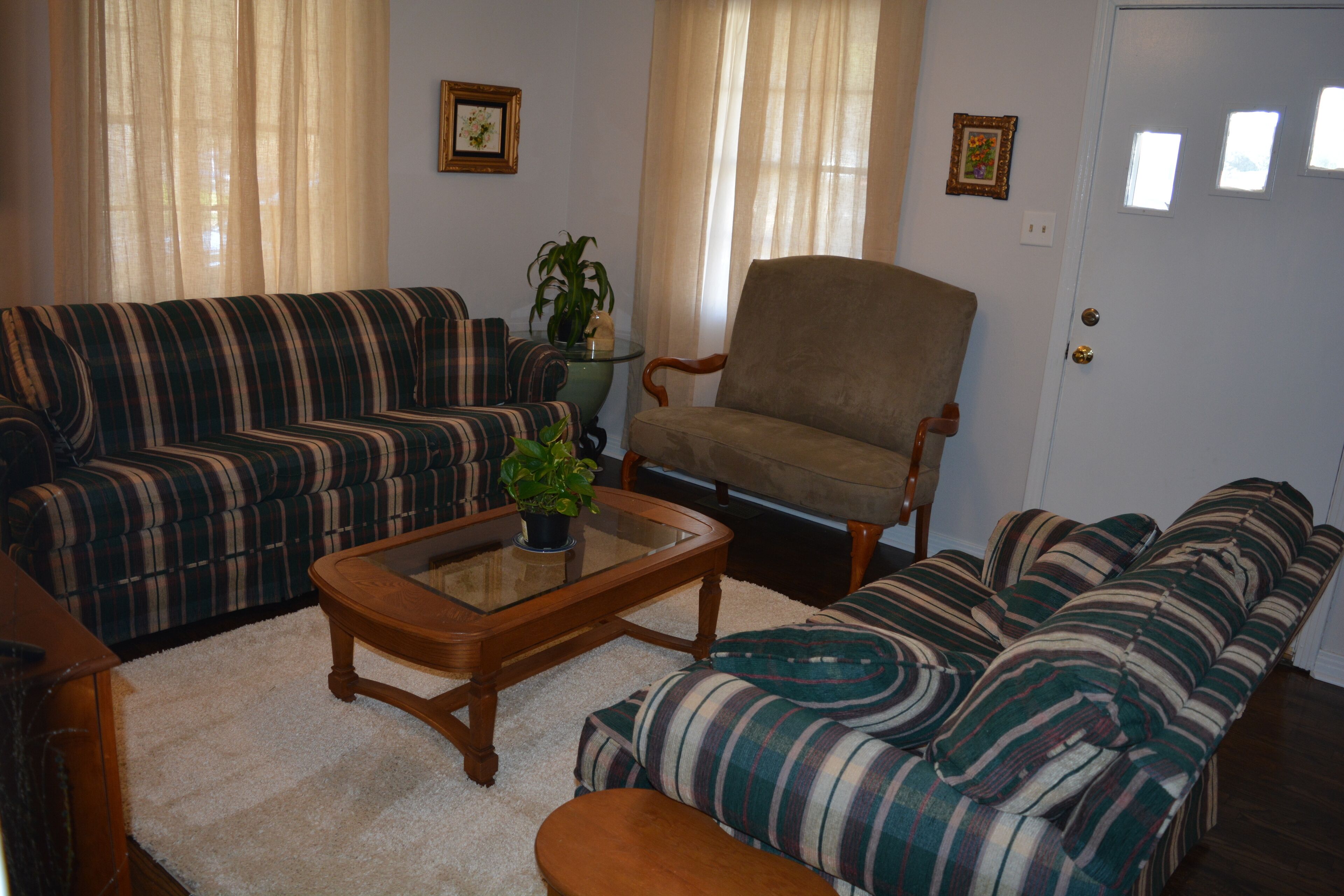 Walking distance to Oaklawn Racing 2 Bed 1 Bath Additional sleeping in sunroom