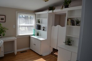 Interior - Walking distance to Oaklawn Racing 2 Bed 1 Bath Additional sleeping in sunroom (Hot Springs)