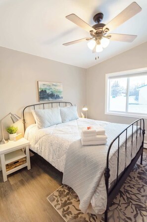 1 bedroom, iron/ironing board, travel crib, WiFi - Cozy Downtown Palmer Stay • Walk to Coffee & Eats (Palmer)