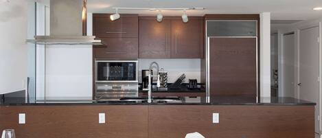 Køleskab, mikrobølgeovn, ovn, kogeplade